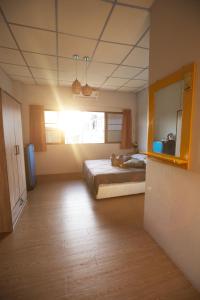 Postel nebo postele na pokoji v ubytování Holiday Phangan - Hostel & Bar