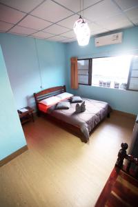Postel nebo postele na pokoji v ubytování Holiday Phangan - Hostel & Bar