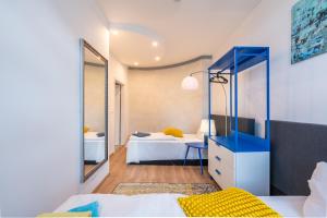 een slaapkamer met 2 bedden en een spiegel bij BIG 7RMS City Central Loft, 1ALocation in Berlijn