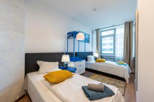 1 dormitorio con 2 camas de color amarillo y azul en BIG 7RMS City Central Loft, 1ALocation, en Berlín