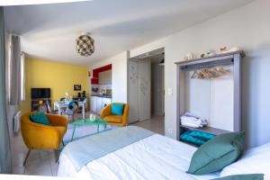 貝葉的住宿－Le gîte d'Isa，一间卧室配有一张大床和两把椅子