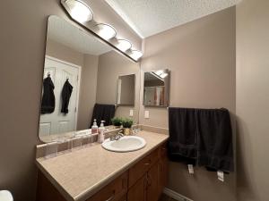 Ένα μπάνιο στο Spacious & Private Retreat near West Edmonton Mall +21 φωτογραφίες