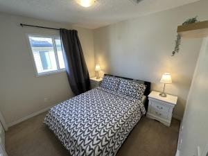 Posteľ alebo postele v izbe v ubytovaní Spacious & Private Retreat near West Edmonton Mall
