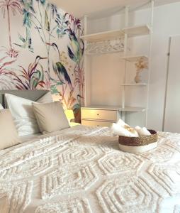 1 dormitorio con 1 cama grande y pared de flores en Suites in Mödling, en Mödling
