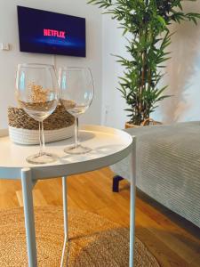 dos copas de vino están sentadas en una mesa en Suites in Mödling, en Mödling