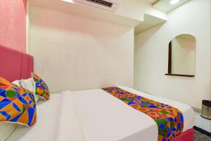 سرير أو أسرّة في غرفة في FabHotel Avadh Palace