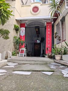 una entrada a un edificio con una señal roja y blanca en Villa Tomasa Boracay Dmall, en Boracay