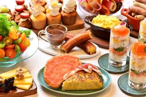小樽的住宿－OMO5 Otaru by Hoshino Resorts，盘子上装满不同种类食物的桌子