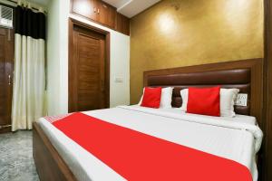 Gulta vai gultas numurā naktsmītnē OYO Flagship Manyavar Hotel