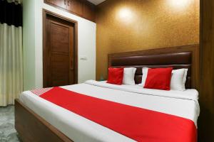 Gulta vai gultas numurā naktsmītnē OYO Flagship Manyavar Hotel