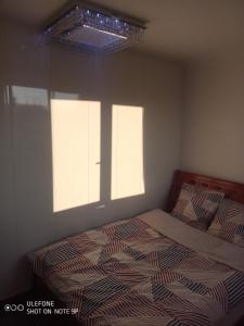 Sunlit Seine Cottage tesisinde bir odada yatak veya yataklar