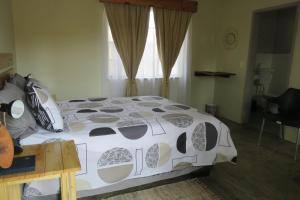 Una cama o camas en una habitación de Faith City Guesthouse