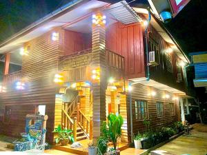 Una casa con luces en el costado. en Inthila Garden Guest House en Vang Vieng