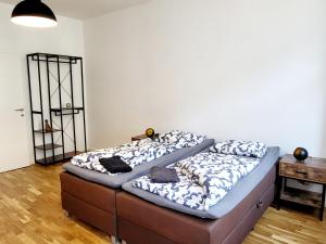 1 dormitorio con 2 colchones en una cama en una habitación en Sunny apartment with 1 balcony, en Viena