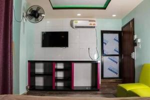Cette chambre dispose d'une télévision murale à écran plat. dans l'établissement Shisha lounge bar and guest house, à Juribela