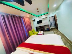 Cette chambre comprend un lit et des rideaux colorés. dans l'établissement Shisha lounge bar and guest house, à Juribela