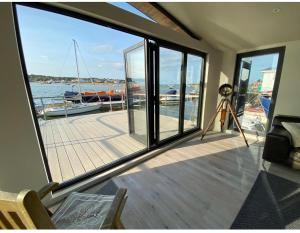 a room with a balcony with a view of a boat at Houseboat Islay in Bembridge