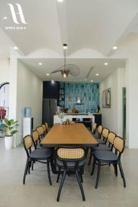 a large dining room with a table and chairs at Apple Hause Venuestay in Phan Rang