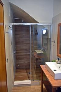 un bagno con doccia e lavandino di Kleodora Apartments ad Aráchova