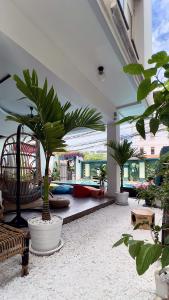THE PLACE Hostel & Pool Bar في سيام ريب: غرفة معيشة مع نباتات الفخار في مبنى