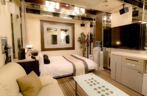 京都市にあるHotel Dion ホテル ディオン - Adult Onlyのベッドとソファ付きのホテルルーム