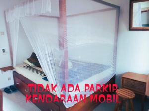 1 dormitorio con 1 cama con mosquitera en ZEN MOON Hostel en Yogyakarta