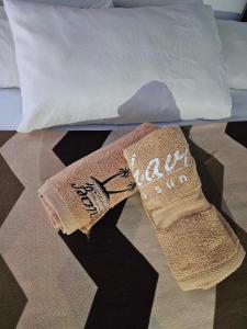 ein Paar Socken auf einem Bett in der Unterkunft Villa Tomasa Boracay Dmall in Boracay