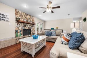 sala de estar con sofá y chimenea en Niceville Dream Home Sleeps 13 en Niceville