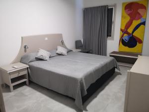 - une chambre avec un lit et une peinture murale dans l'établissement Sun Hall Beach Hotel Apartments, à Larnaka