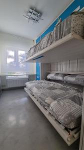מיטה או מיטות קומותיים בחדר ב-SARDINERO