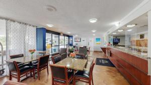 Una cocina o cocineta en Days Inn by Wyndham Orlando Downtown