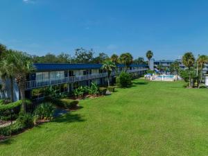 La alberca dentro o cerca de Days Inn by Wyndham Orlando Downtown