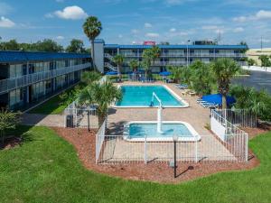 una vista aérea de una piscina en un hotel en Days Inn by Wyndham Orlando Downtown en Orlando