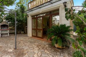 une maison avec une porte et un palmier à l'extérieur dans l'établissement Casa dei Delfini, à Galatone