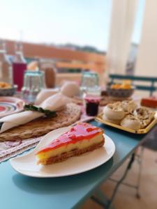 una mesa con un trozo de tarta en un plato en Il Sentiero B&Bìo, en SantʼAntìoco