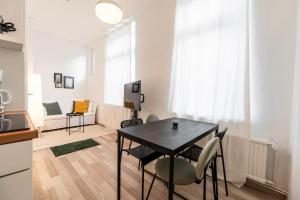een keuken en woonkamer met een tafel en stoelen bij Exklusive Wohnung am Weserdeich in Bremen +14 foto's