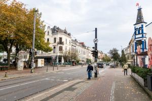 een man die over een straat loopt in een stad bij Exklusive Wohnung am Weserdeich in Bremen
