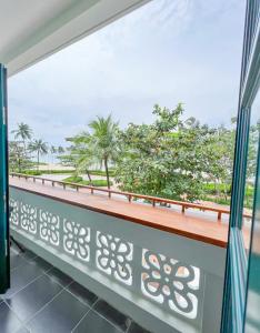 Elle comprend un balcon offrant une vue sur l'océan. dans l'établissement Kaira Boutique Hotel, à Duong Dong