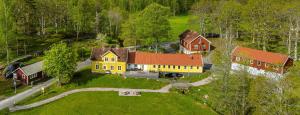 una vista aérea de una casa con una casa amarilla en Marsbäcken en Västervik