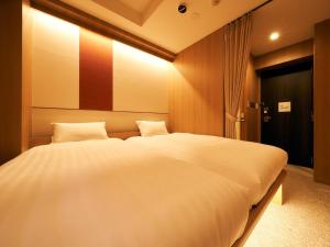 una camera da letto con un grande letto bianco di Rakuten STAY Tokyo Asakusa Twin Room a Tokyo