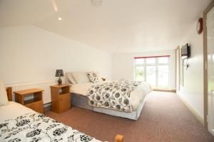 um quarto com 2 camas e uma janela em Whitaker Lodge Bed & Breakfast em Castlepollard