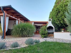 jardín con patio y horno al aire libre en Tulipán Vendégház, en Sárospatak