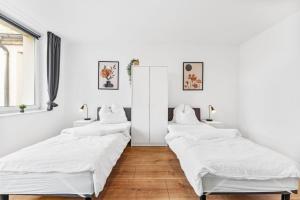 3 camas en una habitación con paredes blancas en Cosy apartment with balcony and fireplace en Jüterbog