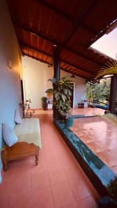 una veranda con divano e patio di Coorg Sai Estate Ecobreeze Homestay a Madikeri