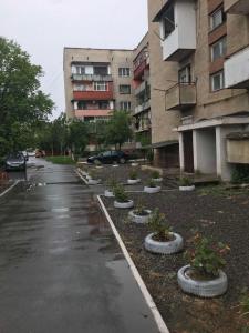 pusty parking z doniczkami i budynkami w obiekcie Чудесная квартира в изюминке города Берегово w mieście Berehowo