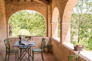 Agriturismo Casalino18的阳台或露台