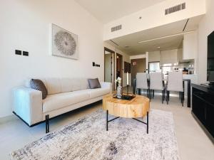 - un salon avec un canapé et une table dans l'établissement Waterfront apartment with Burj Khalifa views in Business Bay, à Dubaï