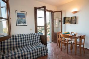 - un salon avec un canapé et une table dans l'établissement BORGO PATRESI MARE 1, à La Guardia