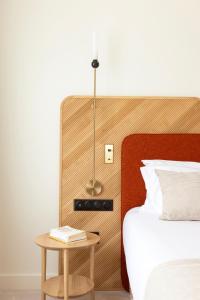 - une chambre avec un lit et une table avec une lampe dans l'établissement Le Plessis Grand Hotel, au Plessis-Robinson