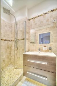 een badkamer met een wastafel en een douche bij CROISETTE 8/10 pers in Cannes